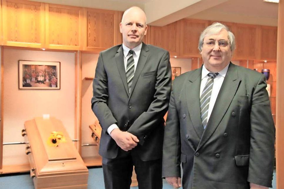 Geschäftsführer Carsten Berend und Bestattungsmeister Jürgen von Schassen (v. lks.) in den Räumlichkeiten von Rüting Bestattung.