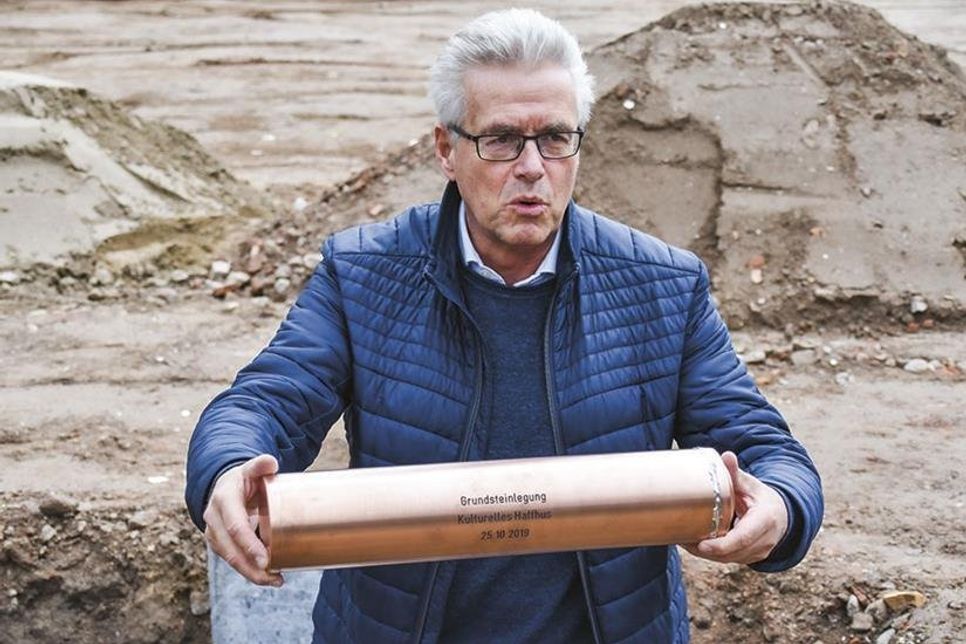 Grundsteinlegung für das neue kulturelle „Haffhus“ im Haffwiesenpark von Haffkrug: Bürgermeister Volker Owerien beim traditionellen Einsetzen der mit Bauplänen und weiteren Dokumenten gefüllten Kupferröhre.