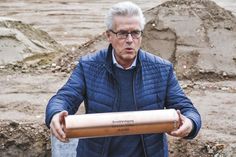 Grundsteinlegung für das neue kulturelle „Haffhus“ im Haffwiesenpark von Haffkrug: Bürgermeister Volker Owerien beim traditionellen Einsetzen der mit Bauplänen und weiteren Dokumenten gefüllten Kupferröhre.