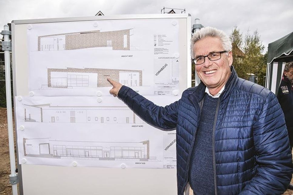 Bürgermeister Volker Owerien zeigt auf die Skizze, auf der zu sehen ist, wie das &amp;quot;Kulturelle Haffhus&amp;quot; nach Fertigstellung aussehen wird. (Fotos: René Kleinschmidt)