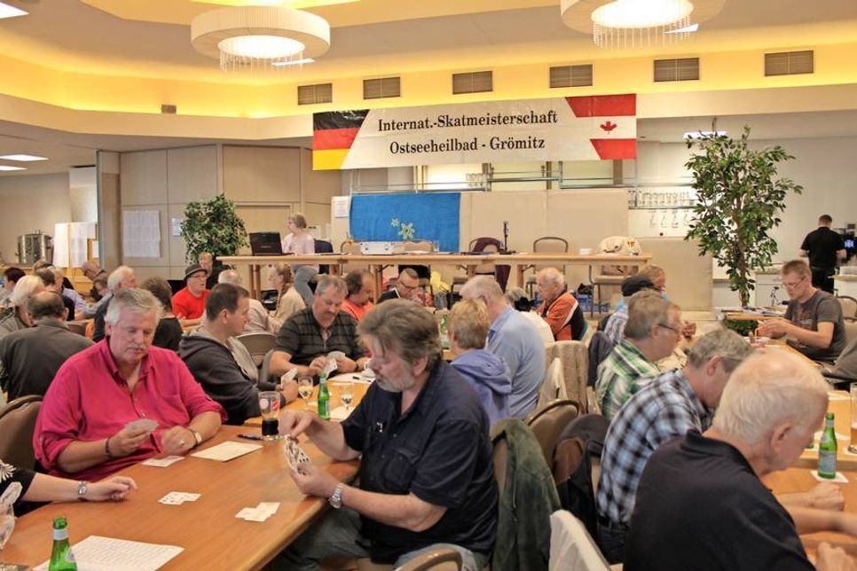 „Gelegt ist gelegt!“ Volle Konzentration der Teilnehmer aus aller Welt auf die Karten in der Strandhalle.