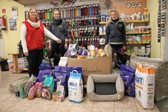 Marion Deutschmann (lks.) vom Futterhaus bei der Übergabe der Spende an Tierpflegerin Christine Meier (re.) und Azubi Lea Gallowsky vom Tierheim Lübbersdorf.