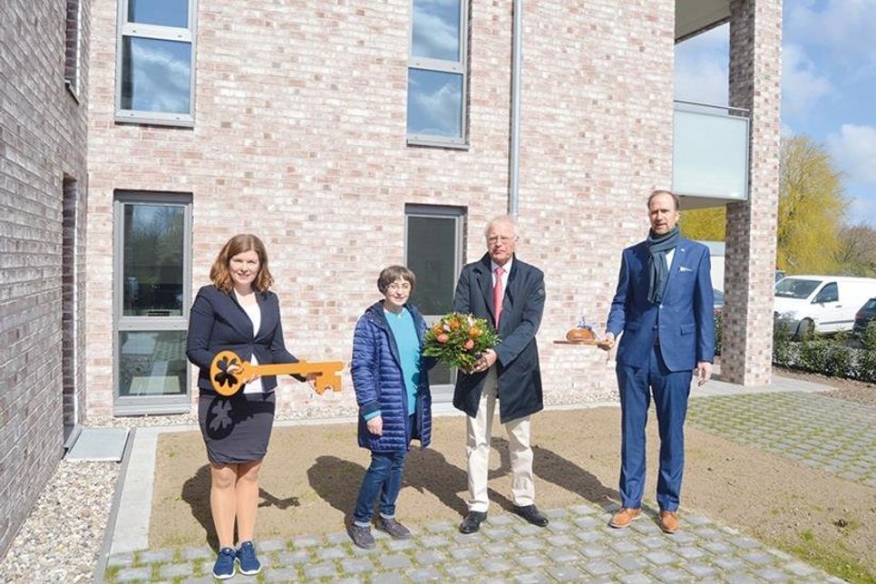 Fünf der 24 Wohnungen werden öffentlich gefördert. Auch die von Waltraud Hirsch, die als erste Mieterin symbolisch den Schlüssel und Begrüßungsgeschenke von Wobau-Aufsichtsrat Reinhard Sager (2.v.r.), Wobau-Geschäftsführer Fabian Weist und Stockelsdorfs Bürgermeisterin Julia Samtleben (l.) entgegennahm.