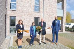 Fünf der 24 Wohnungen werden öffentlich gefördert. Auch die von Waltraud Hirsch, die als erste Mieterin symbolisch den Schlüssel und Begrüßungsgeschenke von Wobau-Aufsichtsrat Reinhard Sager (2.v.r.), Wobau-Geschäftsführer Fabian Weist und Stockelsdorfs Bürgermeisterin Julia Samtleben (l.) entgegennahm.