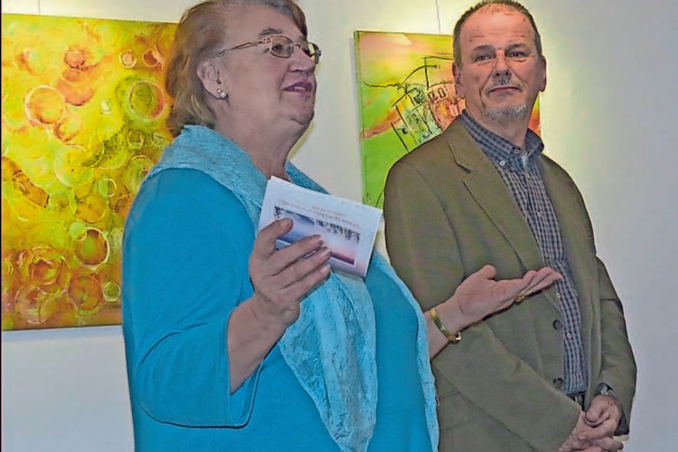 Helga Strübing, die Vorsitzende des Kunstkreises, mit Hans-Joachim Tornow, dem ausstellenden Künstler.