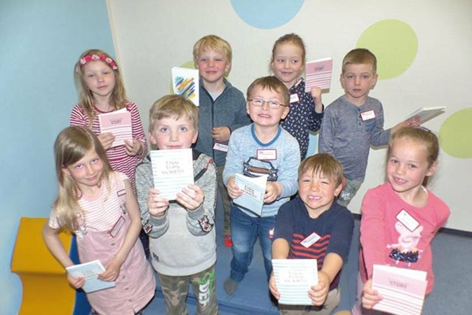 Die Kindervertreter des AWO Kinderhauses haben in Sachen Regeln-Malen ganze Arbeit geleistet. Zum Dank gab es die bunten Bilder in Heft-Form für die Lütten