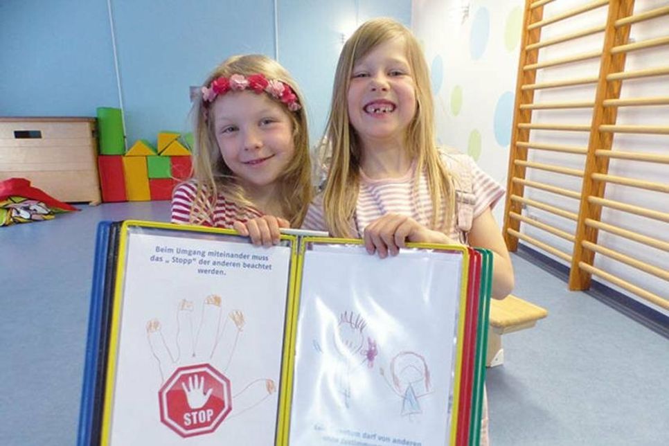 Solche bunten Ordner mit allen Regeln gibt es jetzt in jeder Gruppe – da kann man schnell mal ganz genau erklären, was geht und was nicht.