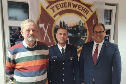 Bürgervorsteher Heinrich-Anton Holtfester, der neu gewählte Stadtwehrführer Marcel Moldenhauer und Bürgermeister Mirko Spieckermann (v. lks.).