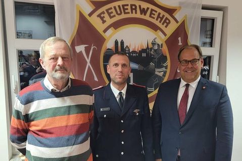 Bürgervorsteher Heinrich-Anton Holtfester, der neu gewählte Stadtwehrführer Marcel Moldenhauer und Bürgermeister Mirko Spieckermann (v. lks.).