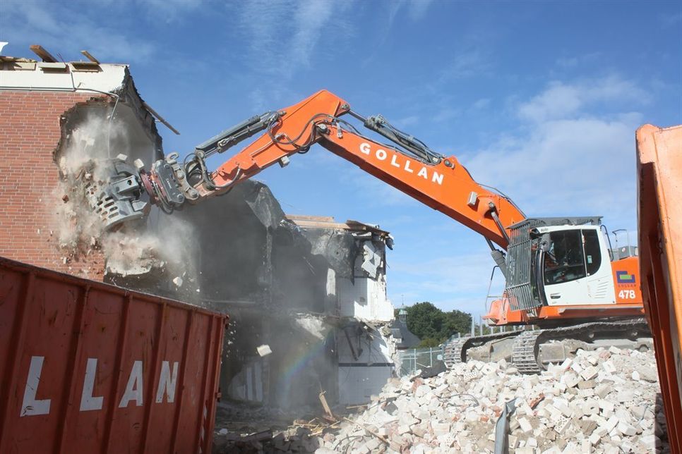 Der Abbruchbagger im Einsatz.
