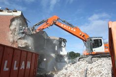 Der Abbruchbagger im Einsatz.