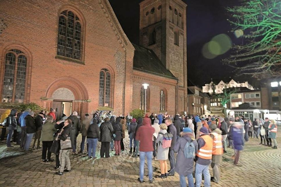 Mehr als 150 Teilnehmer fanden sich zur Friedenskundgebung auf dme Plöner Marktplatz ein.