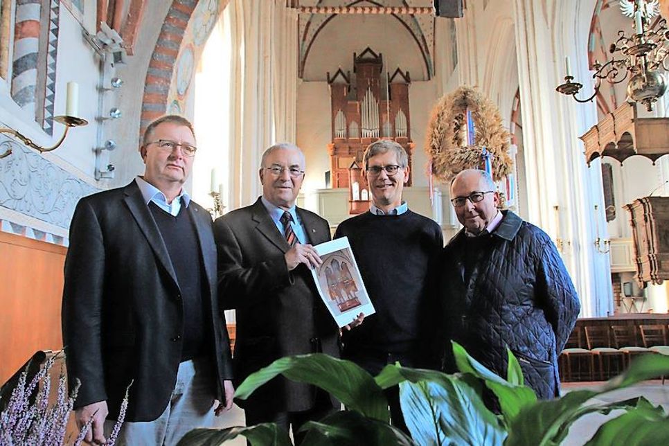 Spendenübergabe in der Stadtkirche.