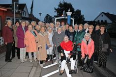 Die „Schwarzen Katzen“ mit bester Laune. Nach einer Fahrt mit dem „Rasenden Benno“ ging es für die die Gruppe am vergangenen Montag zu einer Feierstunde in die „Friesenstube“.