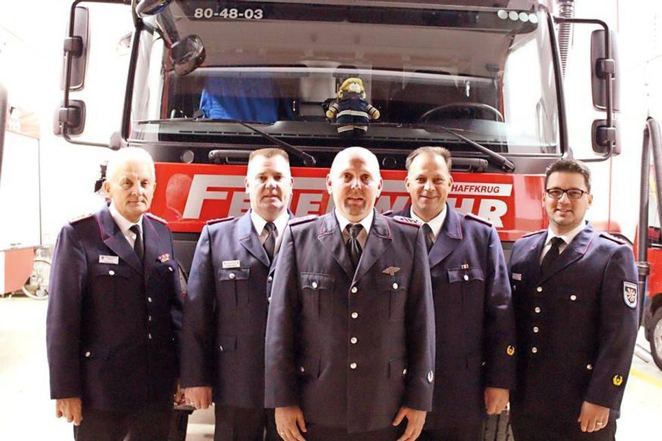 Reinhold Mang (v.l., Kreisfeuerwehrverband) mit dem scheidenden Ortswehrführer Carsten Staack, seinem frischgewählten Nachfolger Sven Reimers sowie Markus Rabe und Patrick Bönig (beide Gemeindewehrführung). Foto: Svea Banderob
