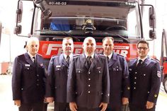 Reinhold Mang (v.l., Kreisfeuerwehrverband) mit dem scheidenden Ortswehrführer Carsten Staack, seinem frischgewählten Nachfolger Sven Reimers sowie Markus Rabe und Patrick Bönig (beide Gemeindewehrführung). Foto: Svea Banderob