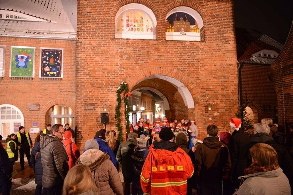 Die Neustädter Institutionen und Vereine haben die Bilder gemalt und gestalten jeweils ihren Abend. Am vergangenen Donnerstag war die DLRG dran.