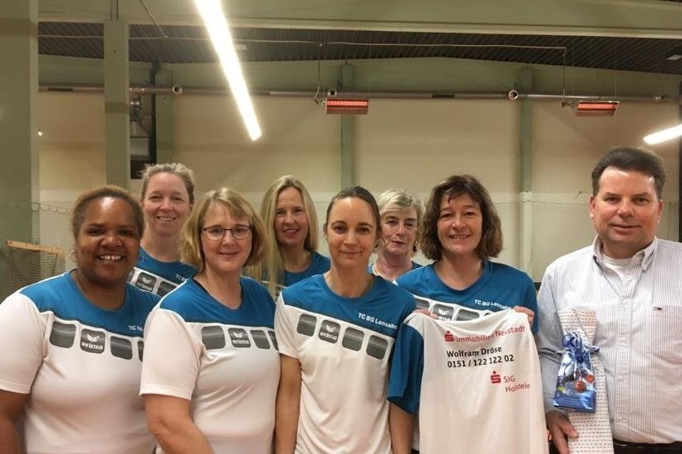 Francia Sarau, Constanze Bedei, Susanne Klamke, Diana Müller, Christiane Steen, Gaby Höpfner und Heike Weber-Klüver bedankten sich bei Wolfram Dröse (v. lks.).