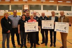 Die Vertreter der Vereine nahmen die Spendensumme von den Verantwortlichen des SV Schashagen-Pelzerhaken und des reporters entgegen. Dazu gratulierte auch Bürgermeister Mirko Spieckermann (2. v. lks.).