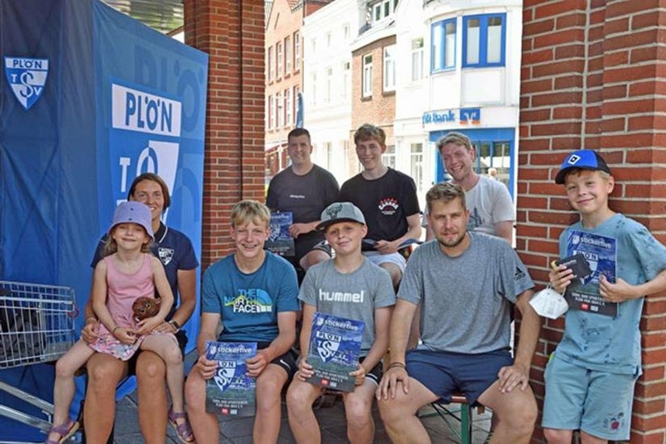 Auftakt der Sammelalbumaktion am 18. Juni in der Plöner Innenstadt mit Vertretern des TSV Plön: (v. l.) Kevin Lux, Jesse Lange und Mat Böckmann (hintere Reihe), Trainerin Jana Czöczock mit Freda, Nane Schmäschke, Lenard Runge, Adrian Huber (Firma Stickerfive) und Leo Kirschstein.
