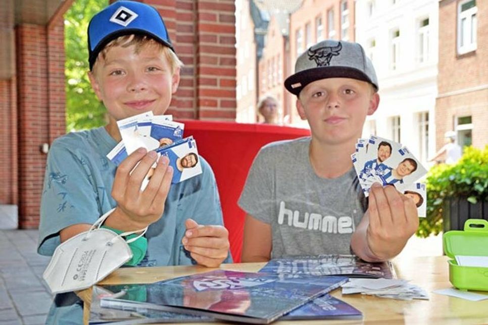 Nane Schmäschke und Lenard Runge präsentieren die Sammelbildchen für das Stickeralbum.