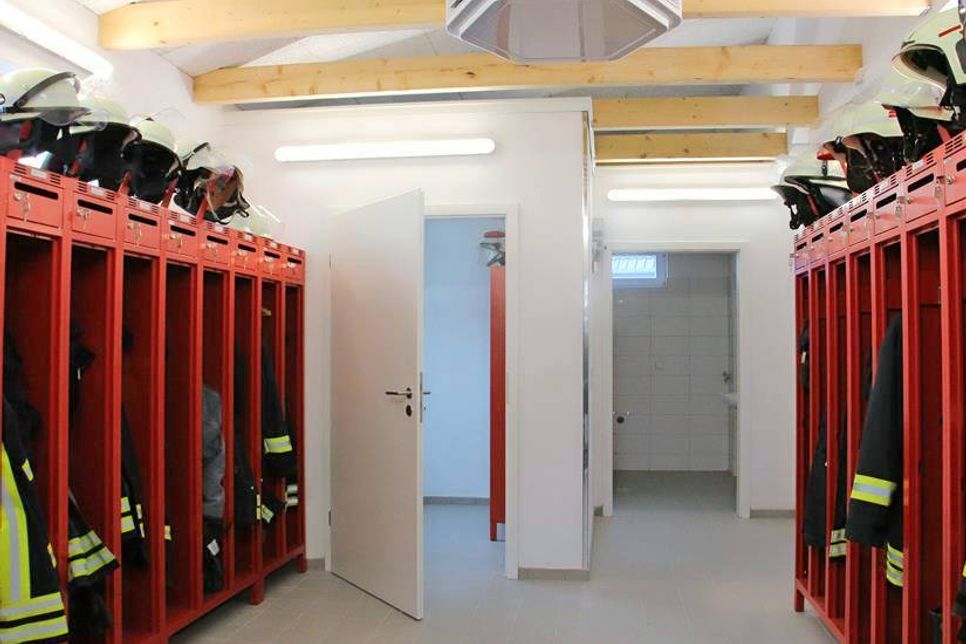 Der Anbau umfasst geschlechtergetrennte Umkleiden und einen Sanitärbereich.