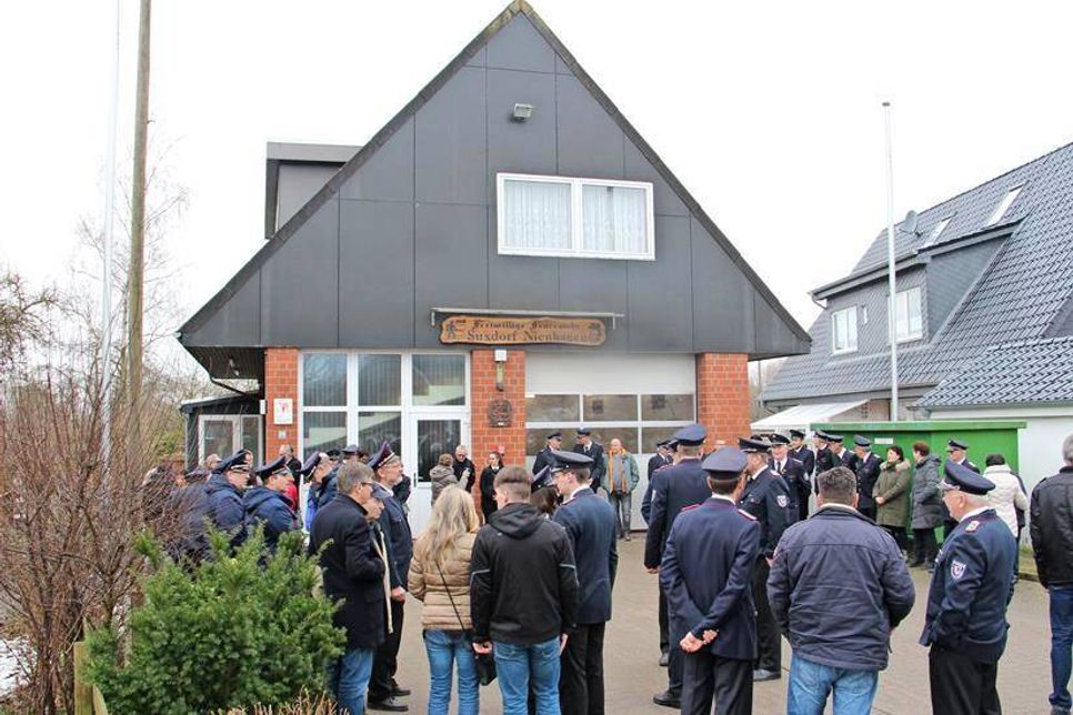 Viele Gäste kamen am Samstag zur Feierstunde am Gerätehaus.