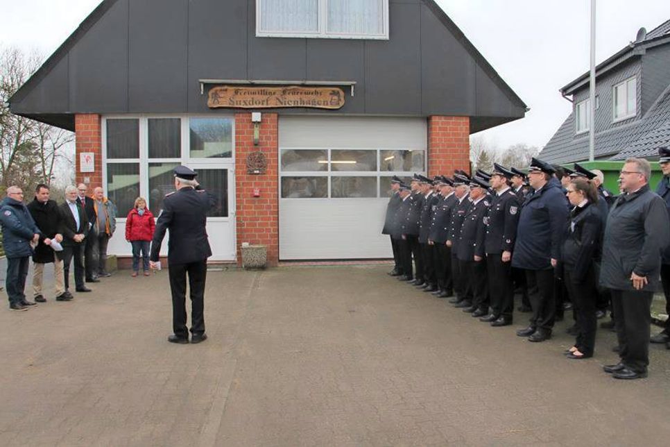 Antreten der Feuerwehr zur offiziellen Einweihung.