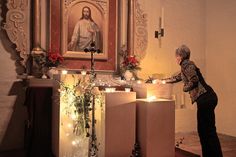 Beim Kerzenritual wurden symbolisch mit einem Licht die Menschen bedacht, die in dem vergangenen Jahrzehnt begleitet wurden.
