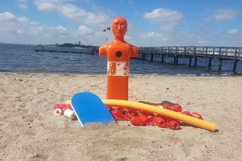 Schwimm- und Rettungsschwimmausbildung der DLRG Neustadt im Strandbad.