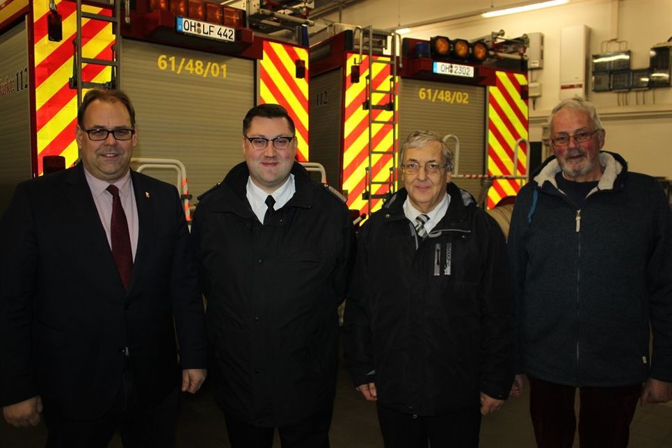Vor den Fahrzeugen mit der neuen Beklebung: Bürgermeister Mirko Spieckermann, Gemeindewehrführer Alexander Wengelewski, Förderverein-Kassenwart Jürgen von Schassen und Förderverein-Vorsitzender Otto Stoehr (v. lks.).
