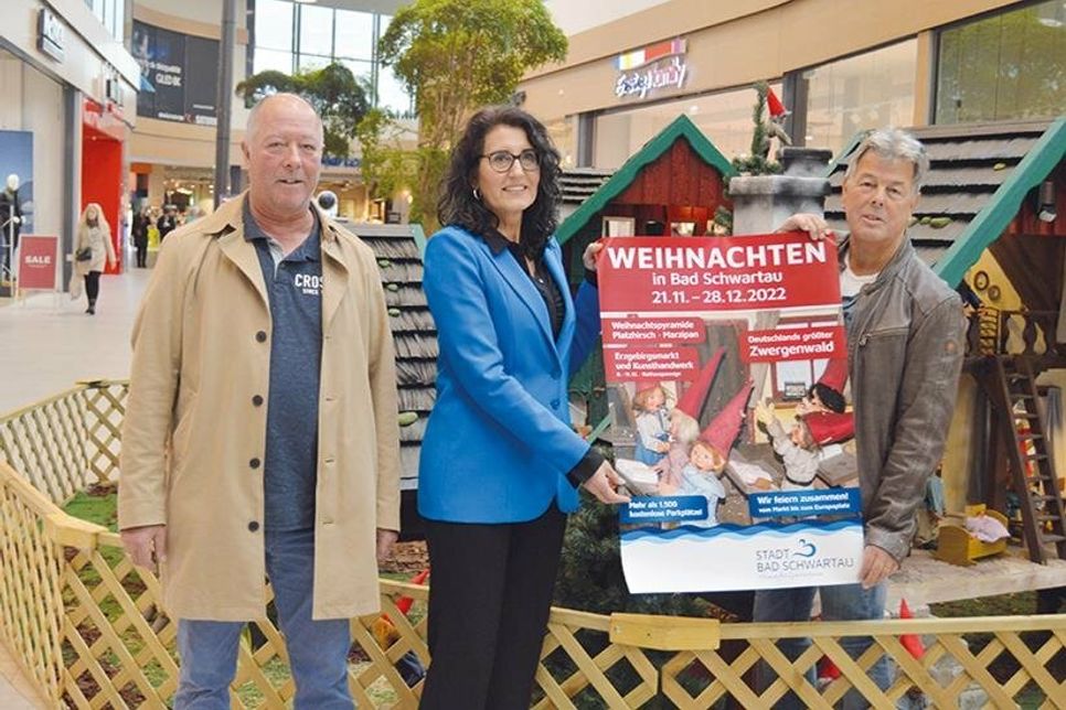 Eröffneten den „kleinen Zwergenwald” im LUV (v.l.): Mike Buchardt (Zwergenwald-Team), Susanne von Zydowitz (Stadt Bad Schwartau) und Bernd Kubsch (Gemeinnütziger Bürgerverein).