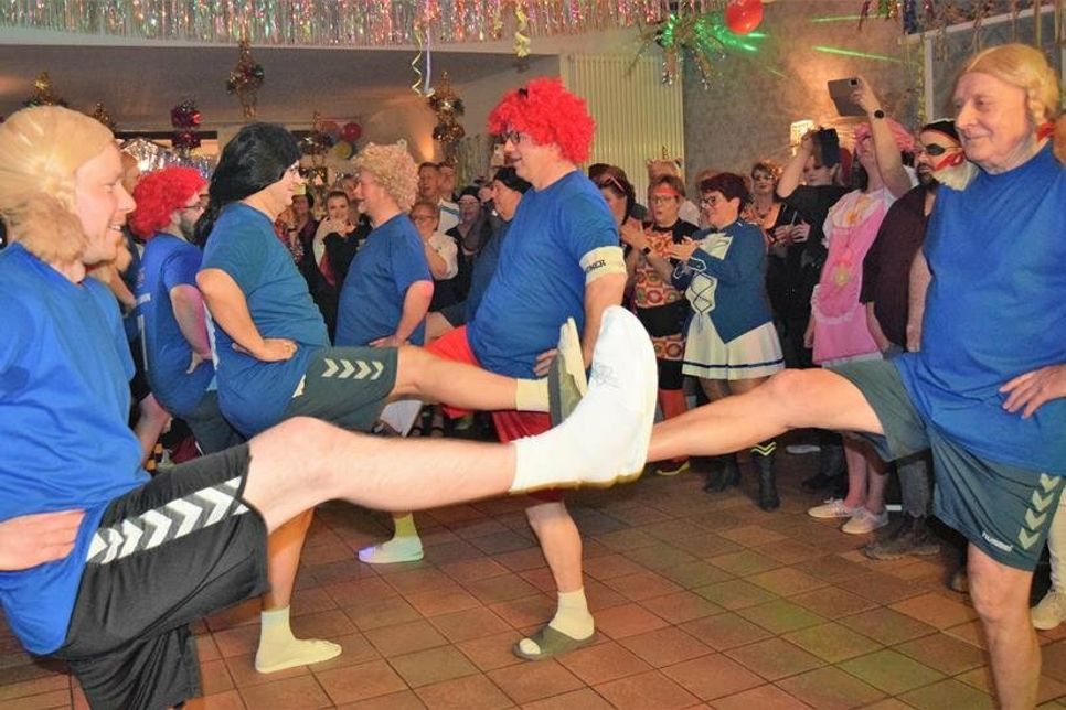 Neben den Funkengarden ist die Männergarde wieder dabei.
