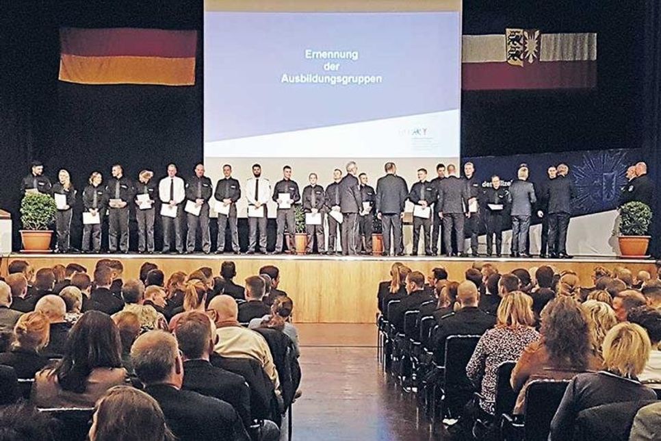 Im Großen Saal des Maritim Seehotels in Timmendorfer Strand fand im Beisein von Ministerpräsident Daniel Günther die feierliche Ernennung von 72 neuen Polizeibeamten statt.