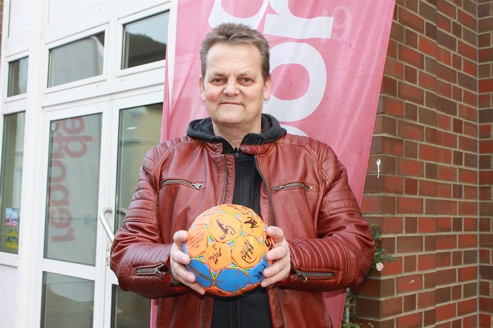 Uwe Köhler mit dem Handball, den er mit einem Gebot von 56 Euro ersteigerte.