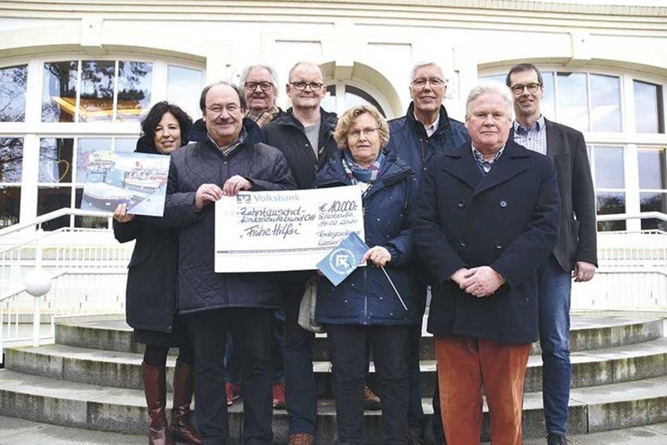 Scheckübergabe vor dem Alten Rathaus in Timmendorfer Strand: Der Lions Club Lübecker Bucht übergibt mit der Spende in Höhe von 10.000 Euro den ersten Teil des Adventskalender-Erlöses an den Kinderschutzbund Ostholstein. Die Spende fließt in das Projekt „Frühe Hilfen“.