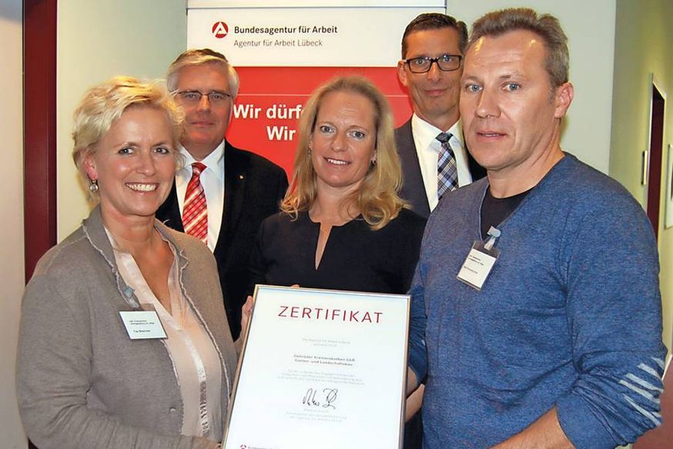 Christoph Kremerskothen (v.r.), Markus Dusch, Inka Kielhorn, Karsten Marzian und Karuh Bremicker freuen sich über das erste Inklusionszertifikat in der Region. (Foto: hfr)