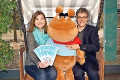Sonja Zastrow und André Rosinski präsentieren gemeinsam mit Gunda den neuen Highlight-Flyer. (Foto: René Kleinschmidt)