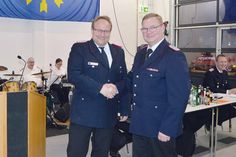 Stockelsdorfs Gemeindewehrführer Lars Schöppich (r.) gratuliert Dr. Markus Dahlke zu seiner Wahl zum 2. stellvertretenden Gemeindewehrführer.