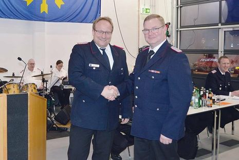 Stockelsdorfs Gemeindewehrführer Lars Schöppich (r.) gratuliert Dr. Markus Dahlke zu seiner Wahl zum 2. stellvertretenden Gemeindewehrführer.