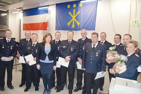 Stockelsdorfs Bürgermeisterin Julia Samtleben mit den Geehrten beziehungsweise deren Stellvertretungen.