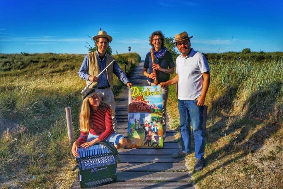 Die Muttersprache von Ingrid Kriegeskotte und Armin Schönrock ist Plattdeutsch. Zusammen mit Dagmar Will-Schmütz und Jörn Brunken sind sie „Dörpfiedel“.