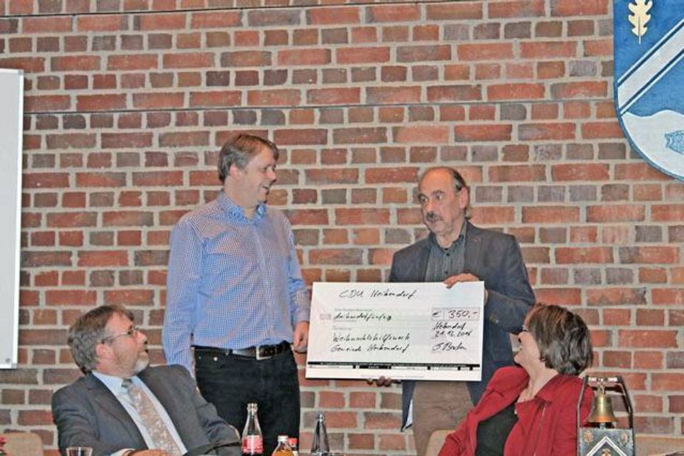 CDU-Ortsvorsitzender Gerald Baden (links) überreichte Bürgermeister Alexander Orth einen symbolischen Scheck über 350 Euro für das Weihnachtshilfswerk der Gemeinde Heikendorf.  Foto T. Peetz/hfr