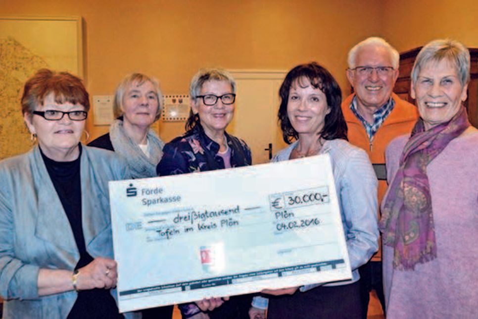 Einen symbolischen Scheck in Höhe der Spendensumme von 30000 Euro überreichten Landrätin Stephanie Ladwig und die stellvertretende Kreispräsidentin Helga Hohnheit den Vertretern der Tafeln im Kreis Plön Roswitha Soltau und Bonita Zastrow, Plöner Tafel, Susann Neumann, Schönberger Tafel sowie Jutta und Rolf Kostrzewa von der Preetzer Tafel.