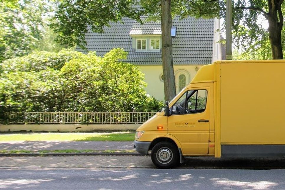 Abhol- und Lieferdienste einschließlich solche des Online-Handels (Logistiker, Lieferunternehmen) dürfen unter anderem ihren Aufgaben nachgehen.