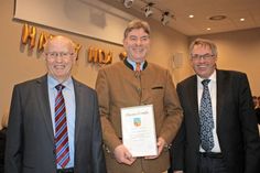 Auszeichnung: Bürgervorsteher Wolfgang Schüller (lks.) und Bürgermeister Klaus Winter (re.) ehrten Kurt Hinrich Steinbach für seine ehrenamtliche Flüchtlingsbetreuung.