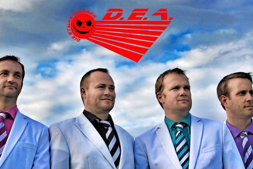 D.E.A. wurde als Spaß-Projekt für einen Polterabend gegründet, mittlerweile stehen die vier kreativen und ambitionierten Freizeitmusiker aus Ostholstein seit mehr als zwölf Jahren gemeinsam auf der Bühne.