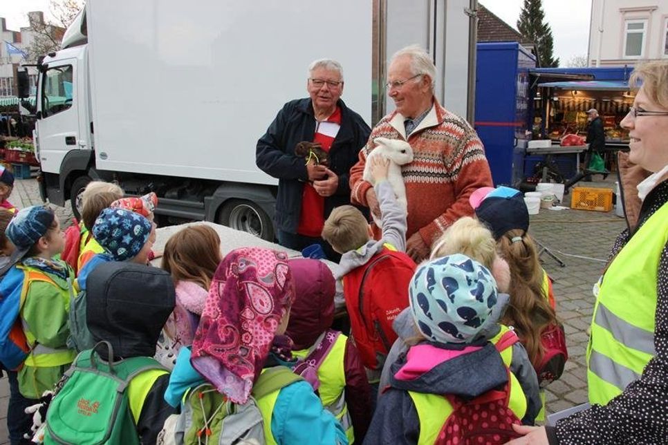 Ein echter Kindermagnet - die süßen Tiere vom Kaninchenzüchterverein U 107.