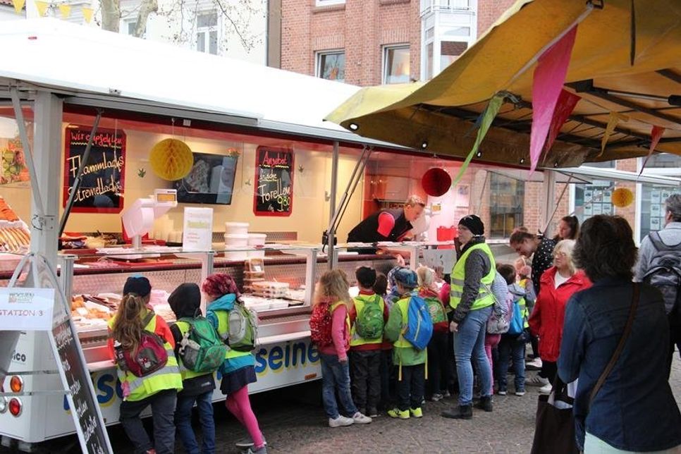 Eine von vielen Stationen der Rallye für die Kindergartenkinder war der Wochenmarktstand von Fischfeinkost Nestler.