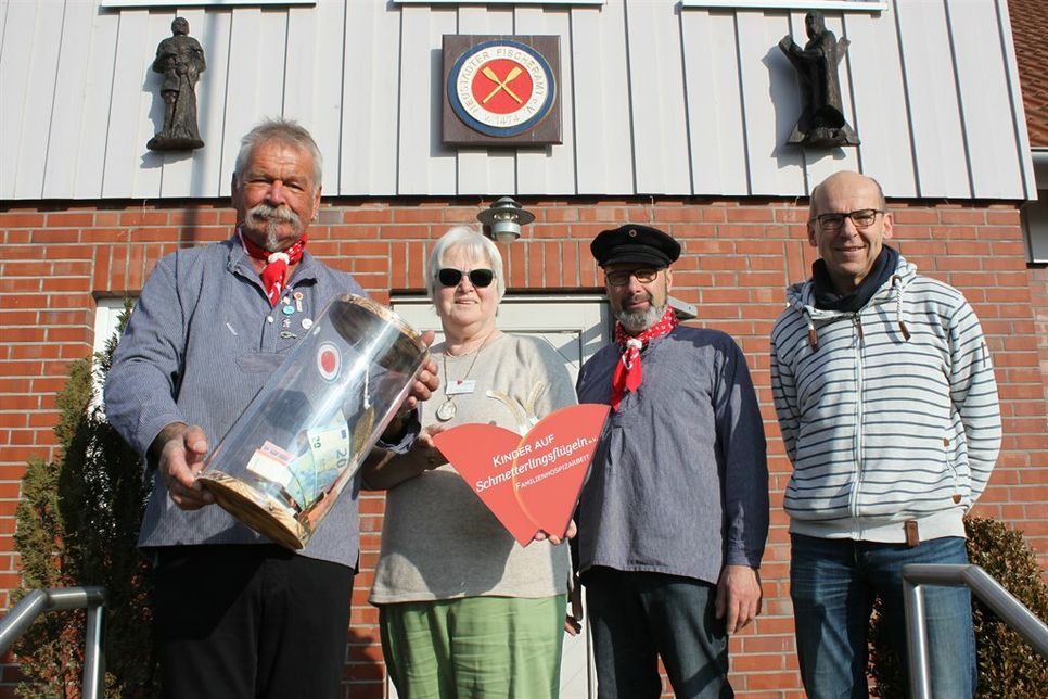 Spendenübergabe vor dem Fischeramt mit Hafenmeister Norbert Schöning, Jutta Burchard, Fischeramt-Kassenwart Klaus Rades und Stefan Paetz (v. lks.).